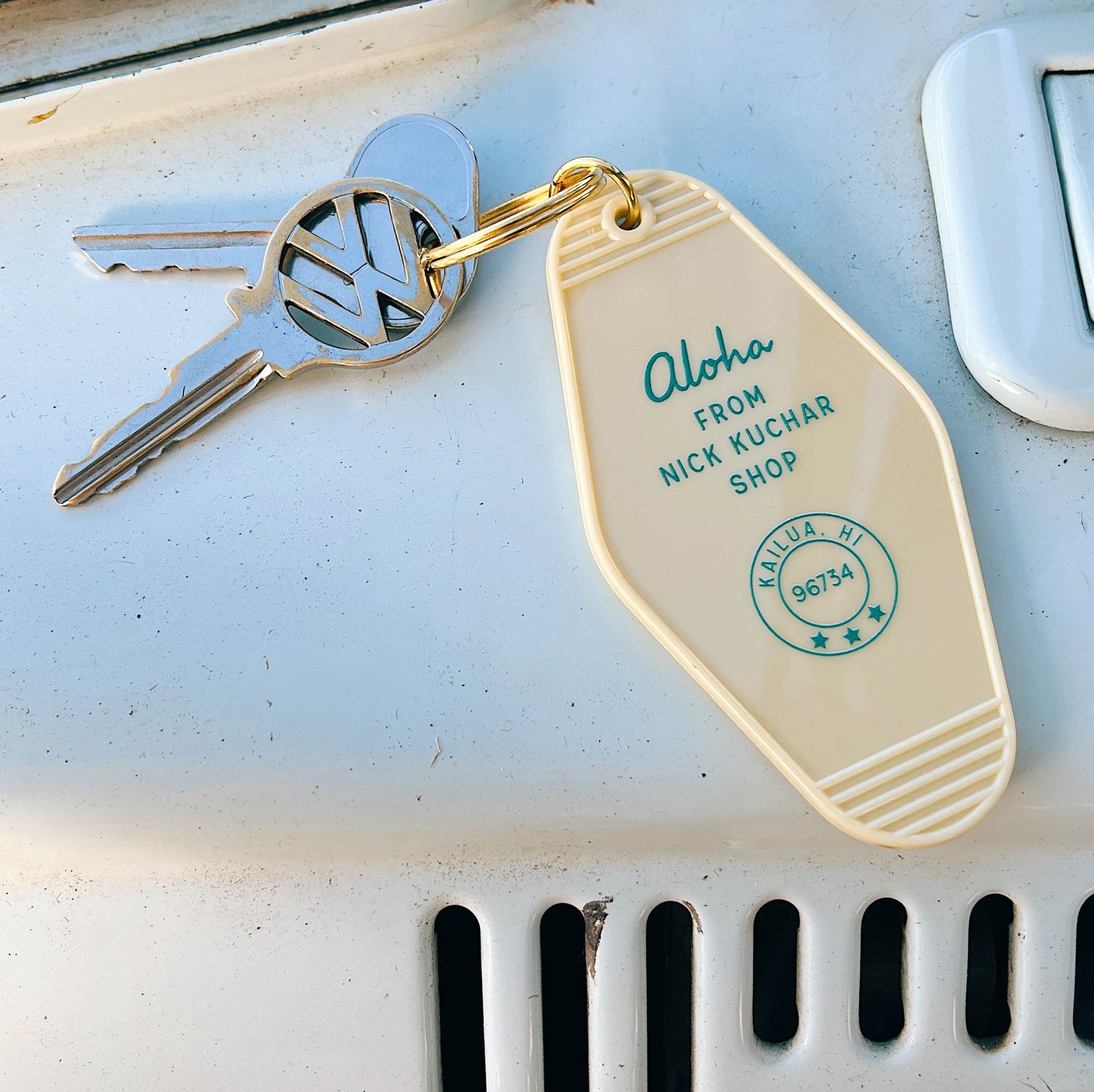 Maui No Ka Oi Retro Vintage Motel Keychain - Blue and Cream - Nick Kuchar Shop