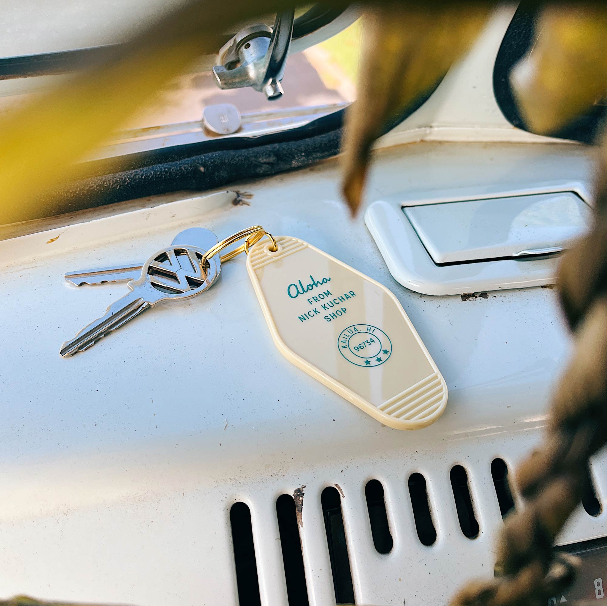 Maui No Ka Oi Cream Blue Motel Keychain